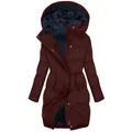 Gedetailleerd overzicht van bordeauxrode winterparka voor dames met voering van lamswol - Donkerrood