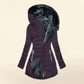 Dettaglio della calda giacca invernale viola da donna con cappuccio foderato in pile - Viola scuro