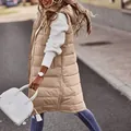 Dettaglio street style del gilet trapuntato lungo con cappuccio beige da donna - Colore caramello