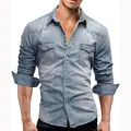 Vista detallada de una camisa vaquera de manga larga azul claro vintage para hombre - M / Tops / Azul claro