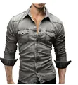 Vista detallada de una camisa vaquera gris de corte ajustado para hombre con dos bolsillos - M / Tops / Gris claro