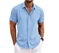 Vista dettagliata della texture e della vestibilità di una camicia casual celeste da uomo - Azzurro