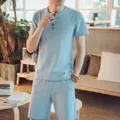 Herren-Set aus hellblauem Baumwoll-Leinen, Kurzarmshirt und lässigen Shorts für den Sommer. - Himmelblau