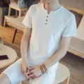 Herren Set aus weißem Baumwoll-Leinen T-Shirt mit drei Knöpfen und kurzer Hose - M / Oberteil Und Unterteil / Weiß