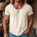 Gros plan d'un t-shirt décontracté beige pour homme avec des bords effilochés et bruts - S / Hauts / Abricot