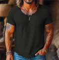 Primer plano detallado de camiseta negra de hombre con bordes deshilachados de moda - S / Tops / Negro