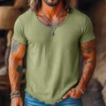 Camiseta casual verde oliva para hombre con bordes crudos modernos y dobladillo desgastado. - S / Tops / Verde Militar