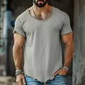 Camiseta casual de hombre en gris con bordes desgastados sin rematar y dobladillo irregular. - S / Tops / Gris claro