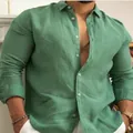 Detail van een groen linnen overhemd met knopen dat de stoftextuur en pasvorm toont - S / Tops / Groen