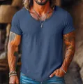 T-shirt bleu décontracté pour homme avec bords bruts stylés et col rond effet usé - S / Hauts / Bleu marine