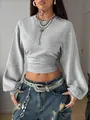 Detalle de un top corto gris Y2K de manga larga con diseño de cintura ceñida y pliegues - S / Tops / Gris