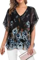 Detailopname van bloemen chiffon blouse met V-hals en elegante ruffelmouwen voor dames - S / Tops / Zwart blauwe print