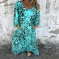 Robe longue léopard turquoise ample avec col en V, manches longues et poches fonctionnelles - S / Robes / Saphir