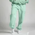 Λεπτομέρεια από μέντα πράσινο fleece παντελόνι φόρμας με ελαστικές μανσέτες και τσέπη. - S / Bottoms / ανοιχτό πράσινο