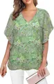 Model draagt een groene paisley print blouse met V-hals, volantmouwen en gouden clutch - S / Tops / Groen Bloemen