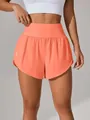 Dettaglio degli shorts sportivi 2-in-1 a vita alta ad asciugatura rapida in corallo - Arancione
