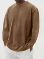Detail van een vintage gewassen bruin katoenen T-shirt met lange mouwen en ronde hals - camel