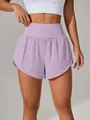 Vista frontale dei pantaloncini sportivi viola a vita alta con design a doppio strato - Viola chiaro