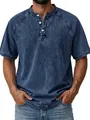 Detailopname van gewassen blauw Henley-shirt met knoopsluiting en distressed textuur. - Donkerblauw