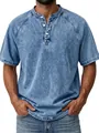 Detailweergave van gewassen heren Henley shirt met knoopsluiting en korte mouwen - Lichtblauw