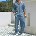 Herren-Set in Hellblau: Texturiertes Kurzarmhemd und weite Hose, lässiger Freizeitlook - S / Oberteil Und Unterteil / Himmelblau