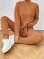 Detailansicht zeigt die gerippte Strickstruktur dieses orangefarbenen Lounge-Sets. - Orange