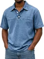 Detalle de cerca de la textura del polo de hombre azul vintage con manga corta moda - Azul claro
