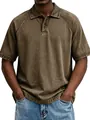 Detailansicht eines vintage gewaschenen Polohemds im amerikanischen Stil in Olivbraun - Dunkelbeige