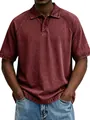 Nahaufnahme eines gewaschenen Herren-Poloshirts in Burgunderrot mit Retro-Vintage-Textur. - Ziegelrot