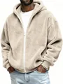 Détail d'un sweat à capuche beige en peluche zippé pour homme avec une coupe décontractée - Abricot
