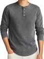 Detailansicht eines grauen, verwaschenen Herren-Langarmshirts mit Henley-Ausschnitt - S / Oberteile / Grau