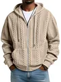 Detailaufnahme der beigen Zopfstrickstruktur an einer Herren-Strickjacke mit Kapuze. - Khaki