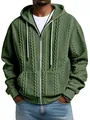 Detailansicht der grünen Herren Strickjacke mit Zopfmuster, Kapuze und Reißverschluss - Armeegrün