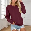 Detailansicht eines weinroten Damen-Sweatshirts mit V-Ausschnitt und Tasche - Burgunderrot