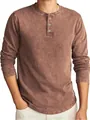 Nahaufnahme eines Herren-Henley-Shirts mit Distressed-Look und langen Ärmeln in Braun. - Kaffeebraun