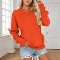 Nahaufnahme eines leuchtend orangefarbenen Sweatshirts mit V-Ausschnitt und Tasche vorn - Orange