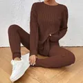 Modisches braunes zweiteiliges Lounge-Set aus Rippstrick für Damen, kuscheliger Winter - Dunkelbraun