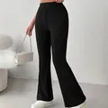 Detail van zwarte geribbelde broek met hoge taille en uitlopende pijpen, toont de slanke pasvorm - 4XL / Bottoms / Zwart