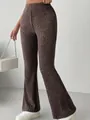 Dettaglio dei pantaloni svasati a costine marroni a vita alta in maglia testurizzata - Caffè