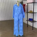 Detalle de conjunto de camisa de jacquard azul claro y pantalón recto de cintura alta - S / Top Y Pantalón / Azul