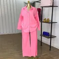 Detalle de la camisa rosa con cuentas y el pantalón de cintura alta en un maniquí - Rojo Rosa
