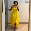 Modella che indossa un completo giallo acceso con top a canotta e gonna asimmetrica - Taglia S / Top E Pantaloni / Giallo