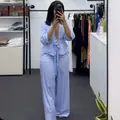 Vista completa di set a righe azzurre con top scollo a V e pantaloni a gamba larga. - Taglia S / Top e Pantaloni / Blu