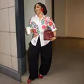 Elegante camisa blanca de manga corta con vibrante estampado floral y cuello de solapa - S / Tops / Arcoíris