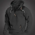 Gedetailleerd overzicht van een effen zwarte herenhoodie met halve rits en zakken - S / Tops / Zwart