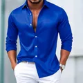 Detalle de primer plano de la tela de satén azul real brillante en camisa de hombre - Azul