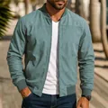 Primer plano de una chaqueta bomber de ante azul para hombre con cuello alto y puños. - Azul lago