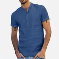 Detalle de camisa de lino y algodón azul para hombre con cuello mao y botones - Azul marino