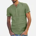 Detalle de camisa henley de algodón y lino verde oliva para hombre con cuello mao - Verde