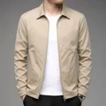 Primer plano de una chaqueta casual caqui para hombre con cuello de solapa y cremallera - S / Tops / Caqui